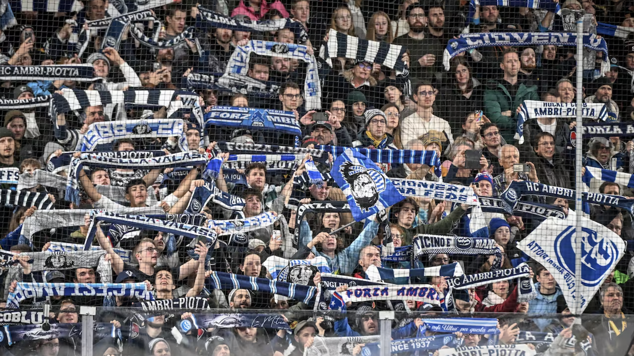 HC Ambrì-Piotta Fans mit Schals in der Gottardo Arena – Unterkunft in Ambrì-Piotta