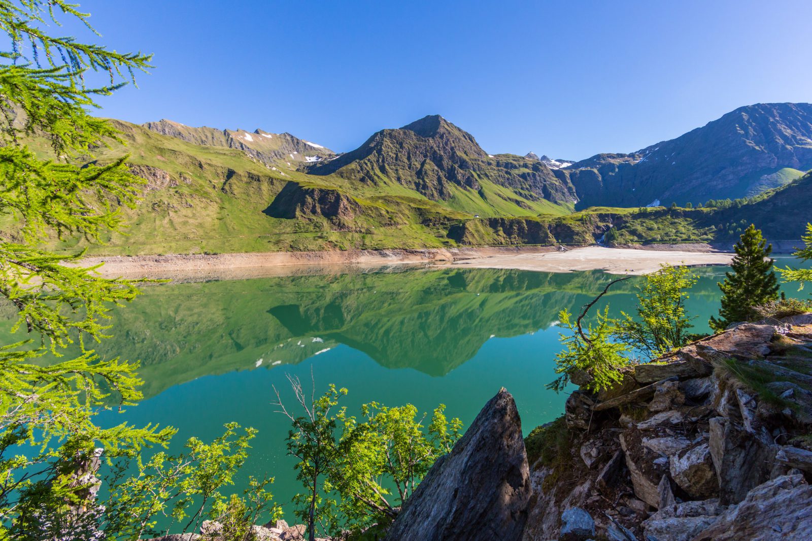 Lago Ritom – Natur und Ruhe in der Leventina mit Bergspiegelung und Lärchen