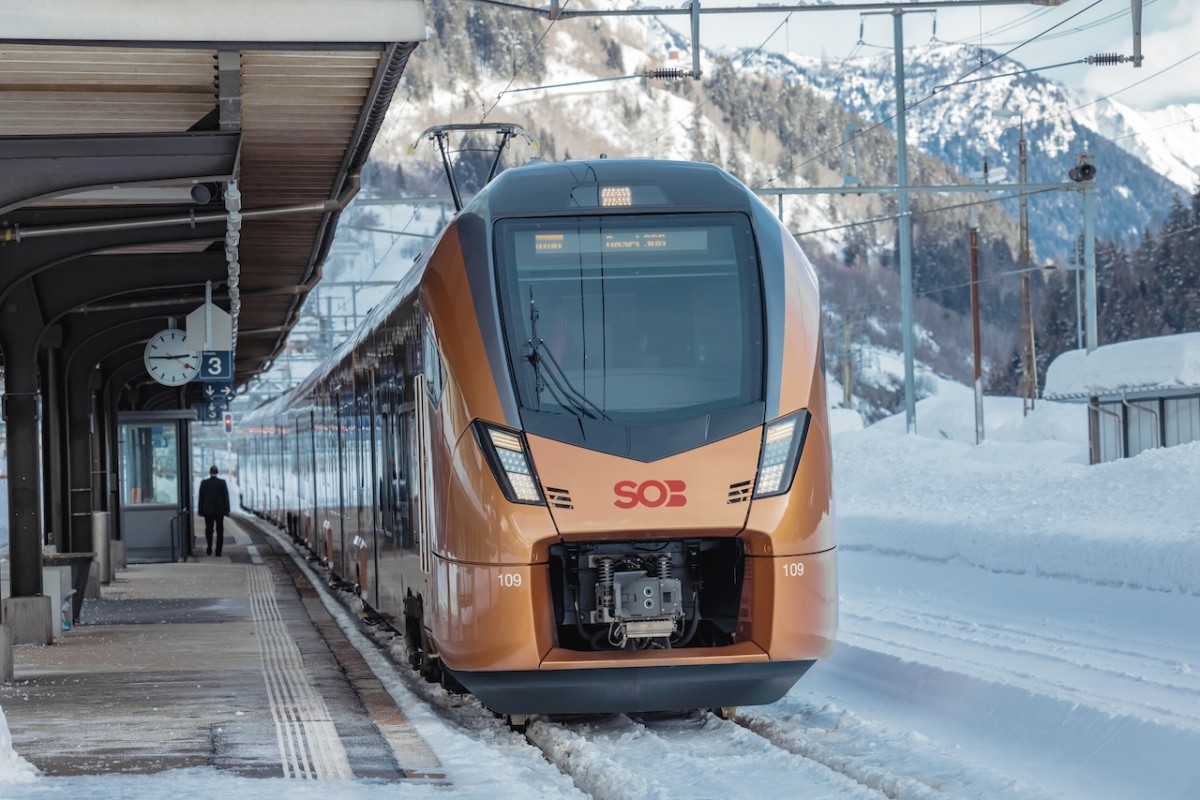 Wochenendwohnung Tessin – SOB Treno Gottardo am Bahnhof Airolo im Schnee