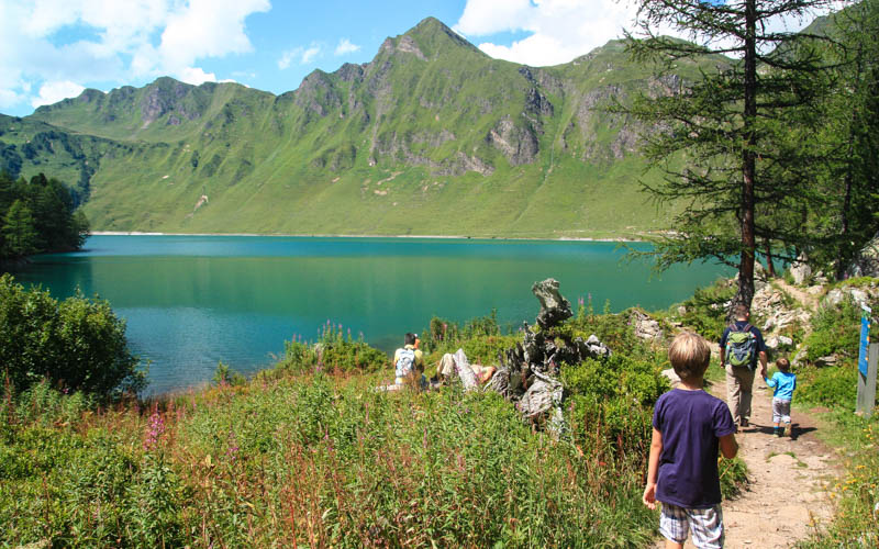 Familie geniesst Ferien in der Leventina am Ritom-See